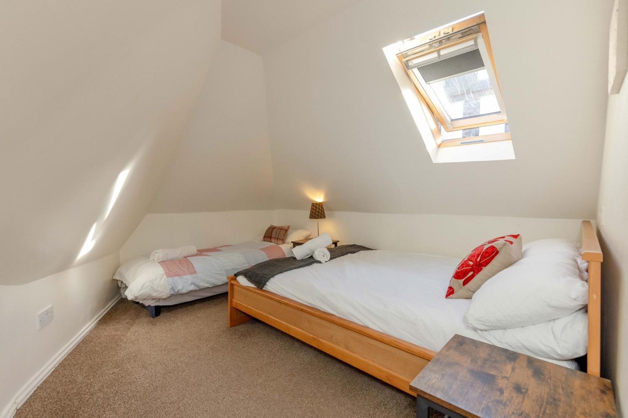 Traditional 3 Bedroom Quiet Duplex Flat By High St, Trams And Buses - Just 1-5 Miles To Centre EDI Eksteriør billede